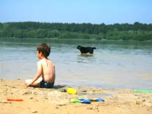 Kind und Hund baden